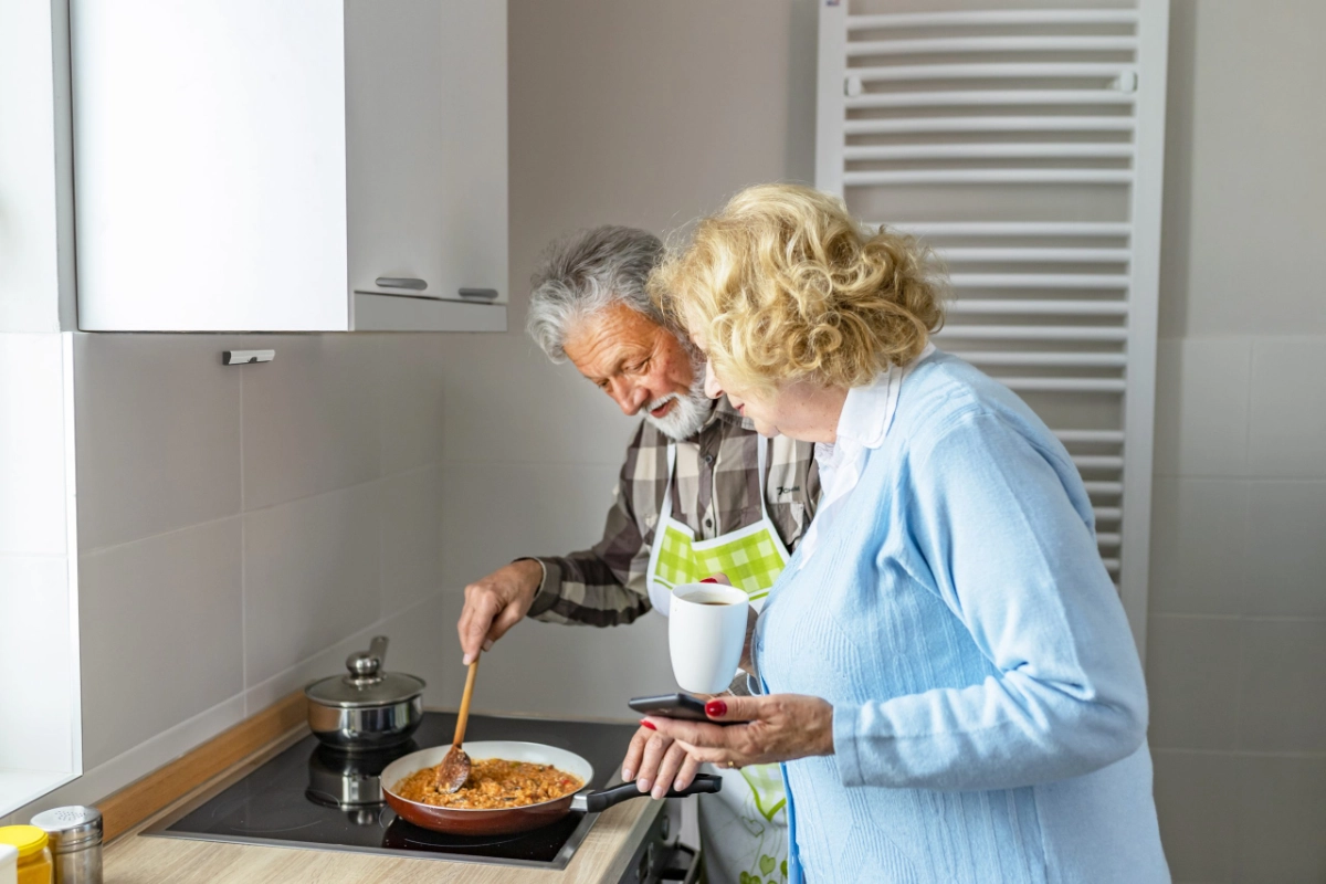 Airis schützt ein älteres Paar beim Kochen auf dem Herd