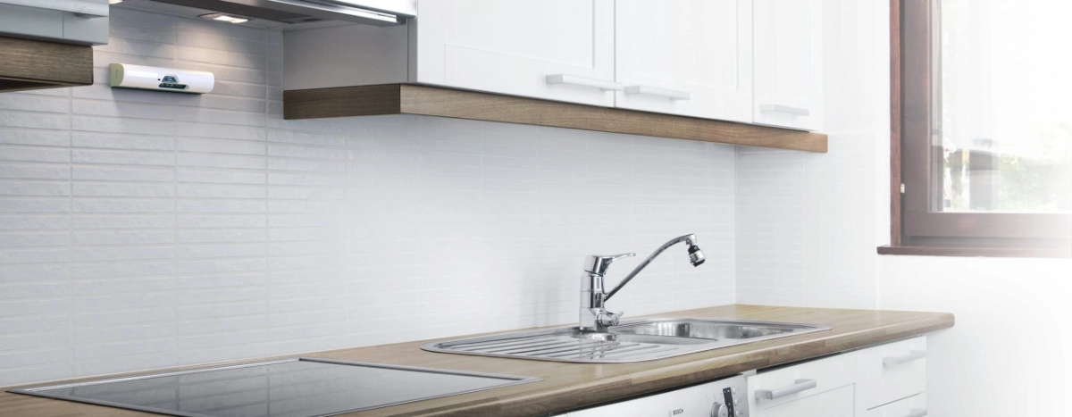 Airis Sense Wi-Fi installed in a kitchen, above the hob